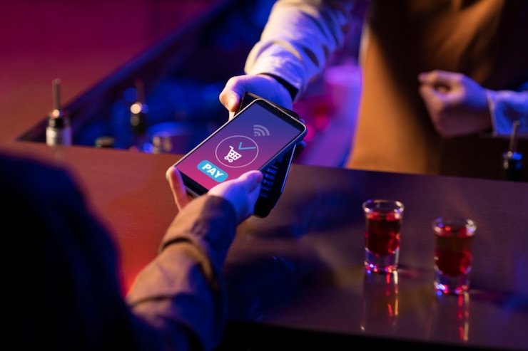 Filipino player using em77 sports betting on a smartphone